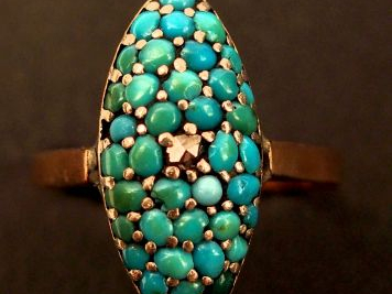 Bague Napoléon III en or jaune ornée de turquoises et d'une rose. TDD 