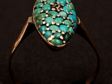 Bague Napoléon III en or jaune ornée de turquoises et d'une rose. TDD 