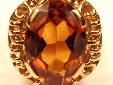 Bague en or jaune, sertie d'une topaze (monture fissurée). TDD : 53 Po
