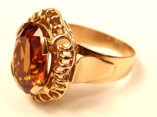 Bague en or jaune, sertie d'une topaze (monture fissurée). TDD : 53 Po