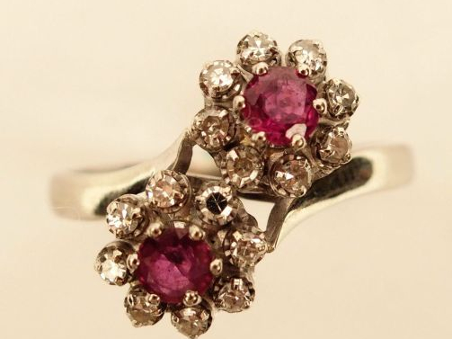 Bague toi et moi en or blanc, ornée de 2 rubis entourés de 8 brillants