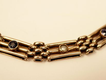 Bracelet en or jaune 9K, orné de saphirs de 02,5 ct et de 5 perles fin