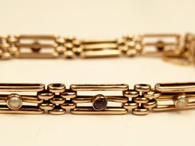 Bracelet en or jaune 9K, orné de saphirs de 02,5 ct et de 5 perles fin
