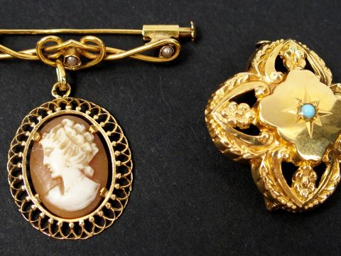Broche Napoléon III en or jaune, en forme de croix. On y joint une bro