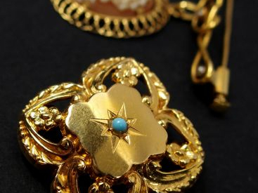 Broche Napoléon III en or jaune, en forme de croix. On y joint une bro