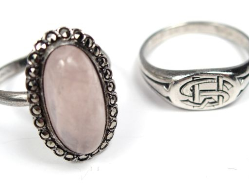 Bague en argent, ornée en son centre d'un quartz rose entourage de str