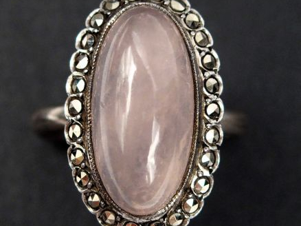 Bague en argent, ornée en son centre d'un quartz rose entourage de str