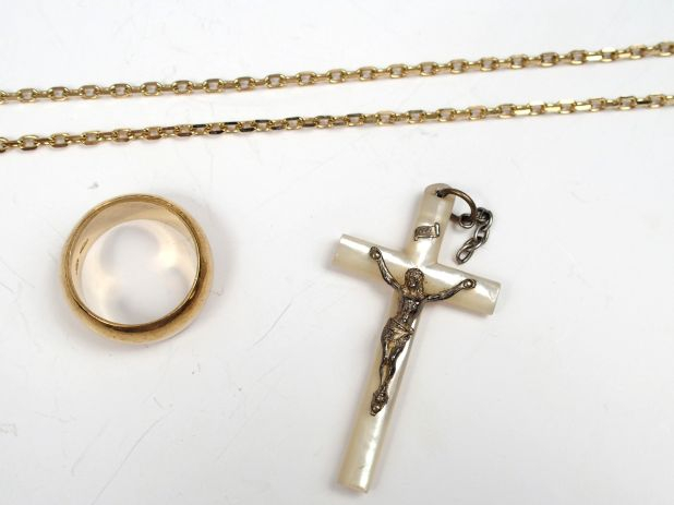 Chaîne, bague jonc en métal doré. On y joint une croix en nacre.