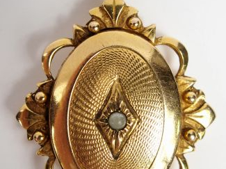 Vente aux enchères Pendentif porte-photo Napoléon III en métal doré, à décor ajouré et gu