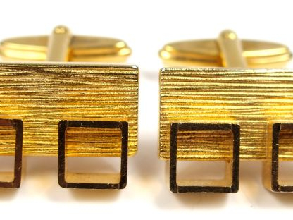 Nina Ricci. Paire de boutons de manchettes en plaqué or. Signé.