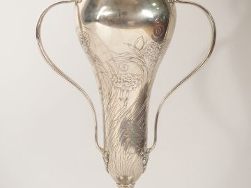 TIFFANY. Vase à anses Art Nouveau, en argent, à décor gravé de fleurs.