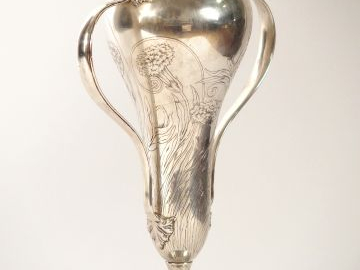 TIFFANY. Vase à anses Art Nouveau, en argent, à décor gravé de fleurs.