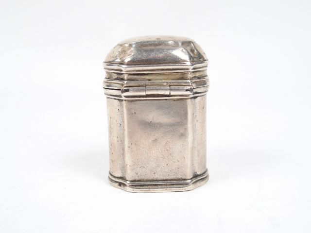 Boite à cire en argent XVIIIème. Poids : 38 g