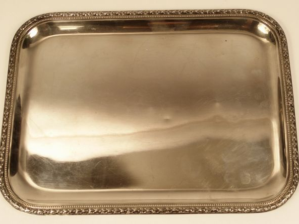 Plateau de style Louis XVI en argent, poinçon Minerve. Poids : 730 g
