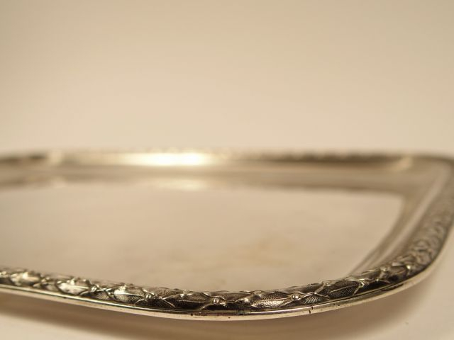 Plateau de style Louis XVI en argent, poinçon Minerve. Poids : 730 g
