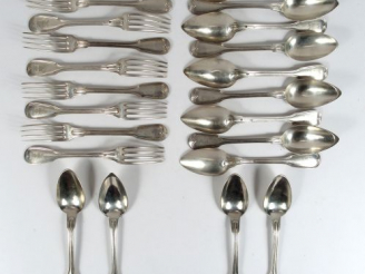 Vente aux enchères 9 couverts et 4 cuillères à dessert en argent, poinçon Minerve, modèle