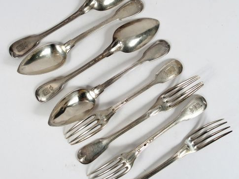 4 couverts à dessert en argent, poinçon Vieillard, modèle à filet, arm