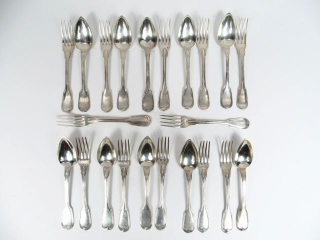 10 couverts et 2 fourchettes à dessert en argent, poinçon Minerve, mod