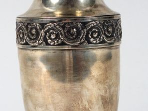 RISLER ET CARRE. Vase ovoïde de style Louis XVI en argent, poinçon Min