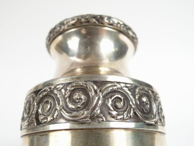 RISLER ET CARRE. Vase ovoïde de style Louis XVI en argent, poinçon Min