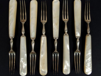 Vente aux enchères 8 couverts à dessert en argent anglais, manche en nacre lame argent, u
