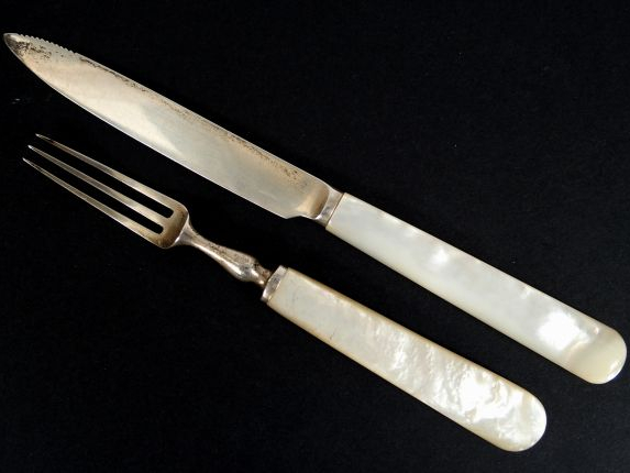 8 couverts à dessert en argent anglais, manche en nacre lame argent, u