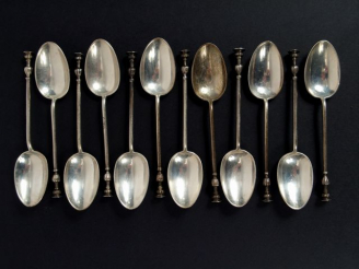 Vente aux enchères 12 cuillères à café en argent anglais. Poids : 177 g