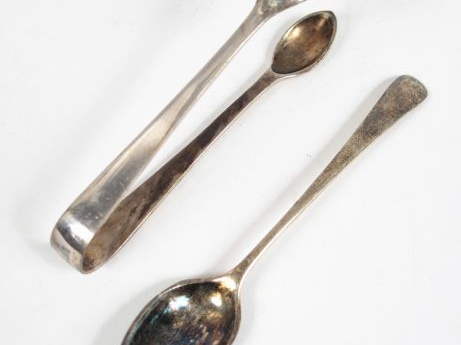 12 cuillères à café en argent étranger et une pince à sucre. Poids : 9