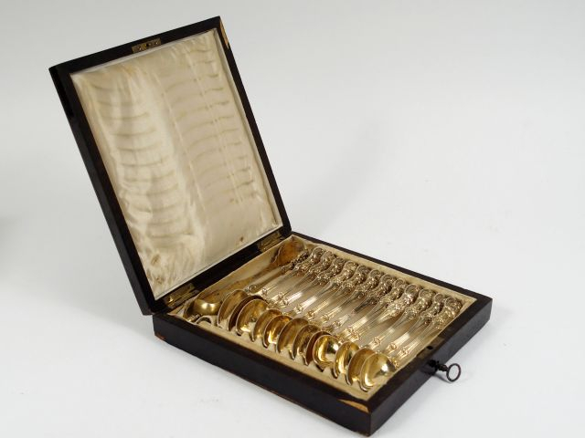 12 cuillères à thé et une pince à sucre Napoléon III en vermeil, poinç
