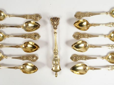 12 cuillères à thé et une pince à sucre Napoléon III en vermeil, poinç