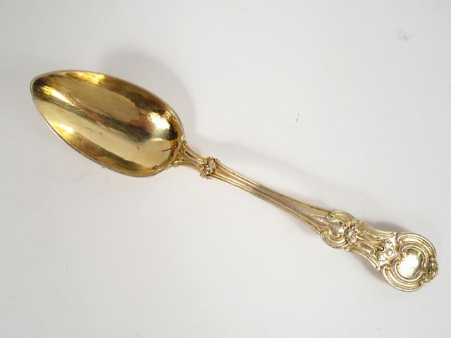12 cuillères à thé et une pince à sucre Napoléon III en vermeil, poinç