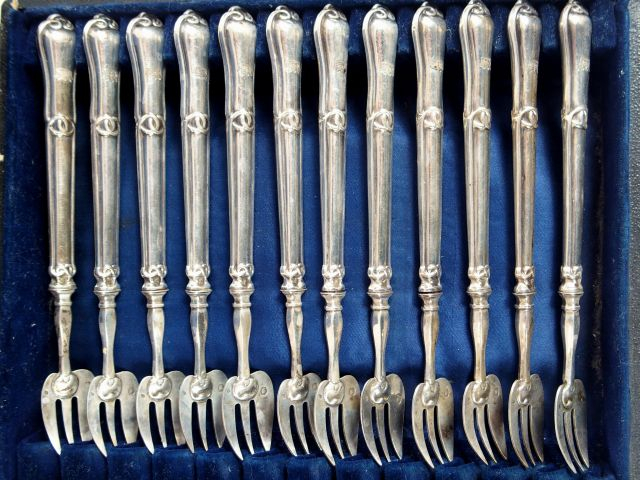12 fourchettes à gateaux Napoléon III en argent, poinçon Minerve
