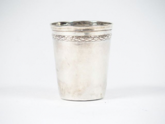 Vente aux enchères Timbale de style Louis XVI en argent. Poids : 48 g