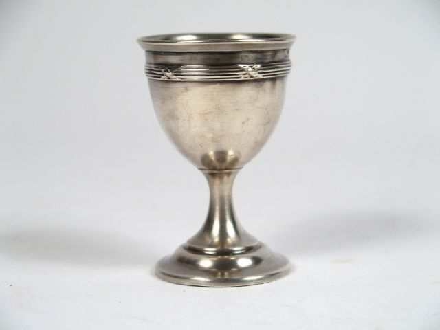 Coquetier de style Louis XVI en argent, poinçon Minerve. Poids : 20 g