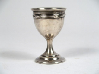 Vente aux enchères Coquetier de style Louis XVI en argent, poinçon Minerve. Poids : 20 g