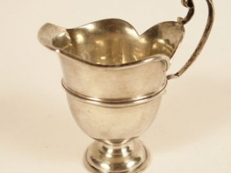 Vente aux enchères Petit crémier anglais en argent en forme d'aiguière. Poids : 55 g