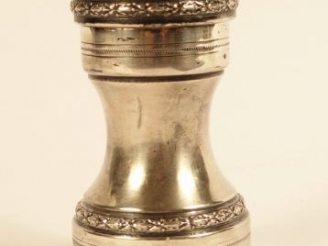 Vente aux enchères Poivrier en argent de style Louis XVI, poinçon Minerve. Poids tel : 13
