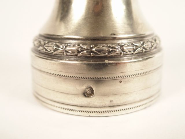 Poivrier en argent de style Louis XVI, poinçon Minerve. Poids tel : 13
