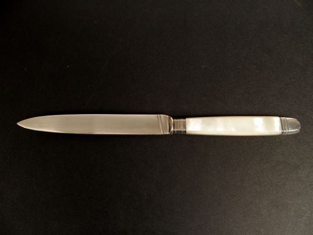 TETARD. 12 couteaux en argent poinçon Minerve, manche en nacre, signés
