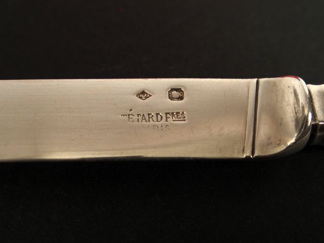 TETARD. 12 couteaux en argent poinçon Minerve, manche en nacre, signés