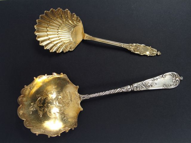 Pelle à fraise et une pelle à sucre Napoléon III en argent et vermeil,