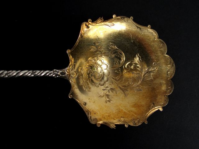 Pelle à fraise et une pelle à sucre Napoléon III en argent et vermeil,