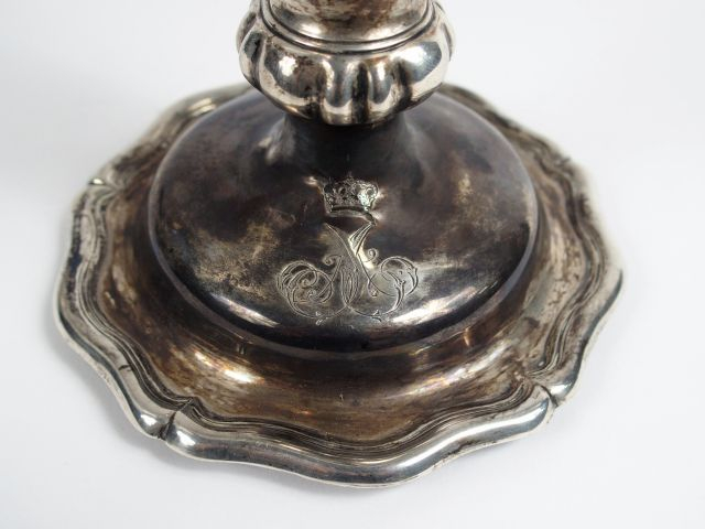 Paire de bougeoirs en argent XIXème, monogrammés. Poids : 640 g