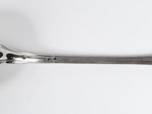 Louche en argent Restauration, poinçon Vieillard, modèle à filet. Poid