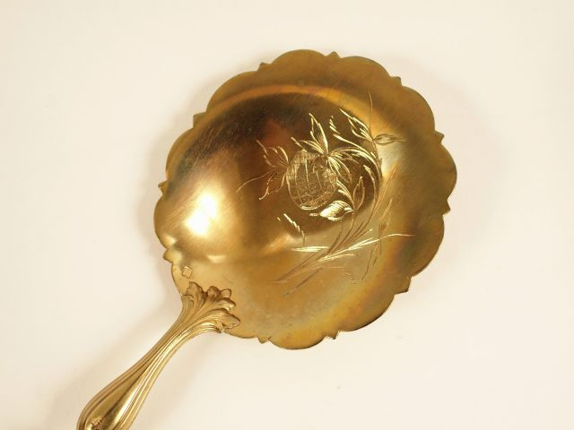 Saupoudroir et pelle à fraise de style Louis XVI en métal doré et arge
