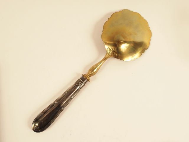 Saupoudroir et pelle à fraise de style Louis XVI en métal doré et arge