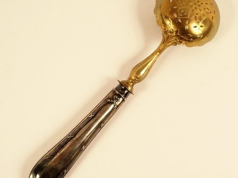 Saupoudroir et pelle à fraise de style Louis XVI en métal doré et arge