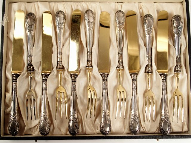 12 couverts à dessert en métal doré et argent fourré de style Louis XV