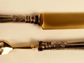 12 couverts à dessert en métal doré et argent fourré de style Louis XV