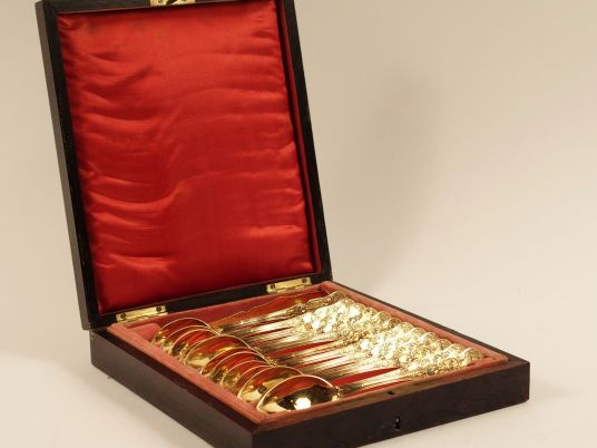 12 cuillères à thé et pince à sucre Napoléon III de style Louis  XVI e